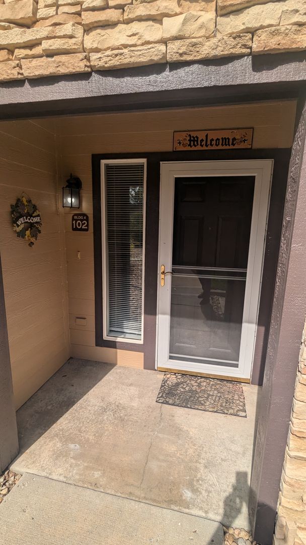 Building Photo - SUPER NICE 2-BDRM, 2-BATH MAIN LEVEL CONDO...