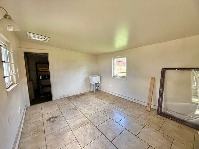 Building Photo - 3 Bedroom / 2 Bathroom Home with large yar...