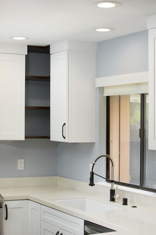 Building Photo - Gorgeous 3bd/2ba Townhouse, complete interior renovation, Modern upgrades, Community Pool -FOUNDA...