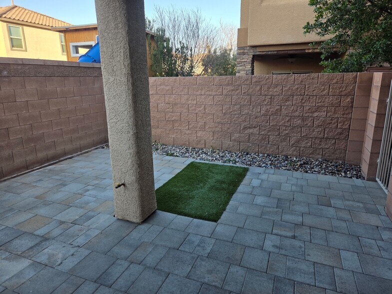 Building Photo - 9494 Alma Ridge Ave