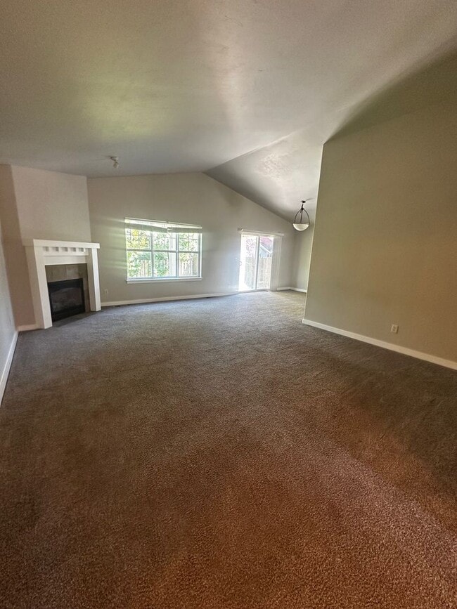 Building Photo - Beautiful 3 Bedroom Home- Centrally Locate...