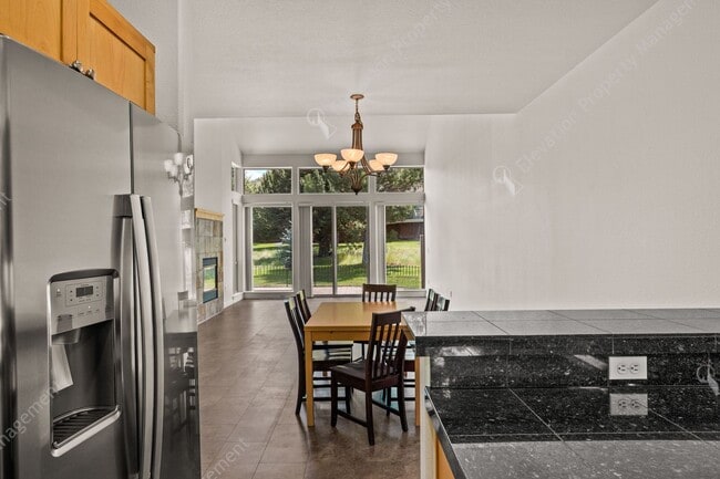 Building Photo - Eagle Crest Townhome Steps to Lakeside Cen...