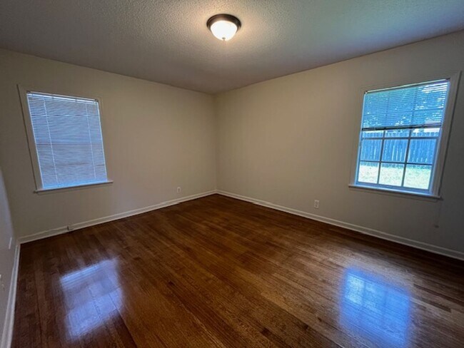 Building Photo - Renovated 4 Bedroom 2 Bath Home for Rent!