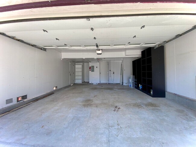 Building Photo - Spacious 4-bedroom home with Bonus Loft located in Union City! – Beautiful Backyard!