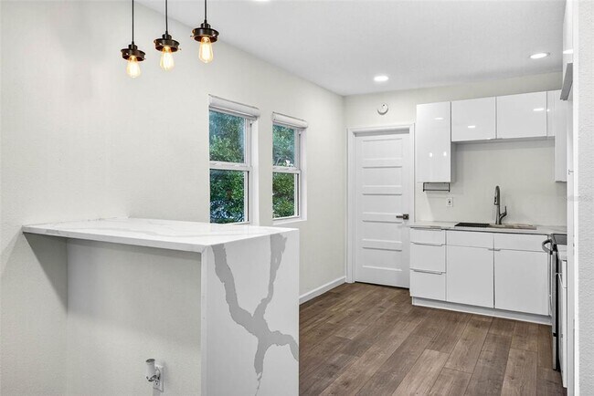 Building Photo - 809 E Baker St