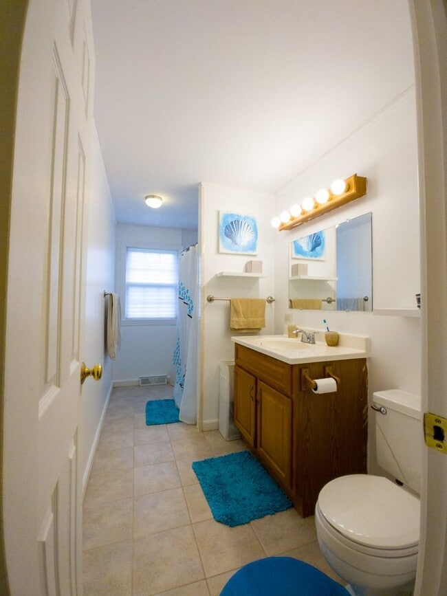 Building Photo - Newly updated 2 Bedroom Townhouse in quite neighborhood