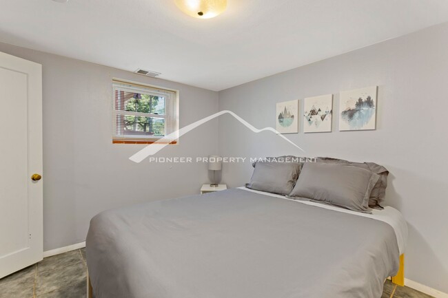 Building Photo - Lovely 3 bedroom home in the Highlands Nei...