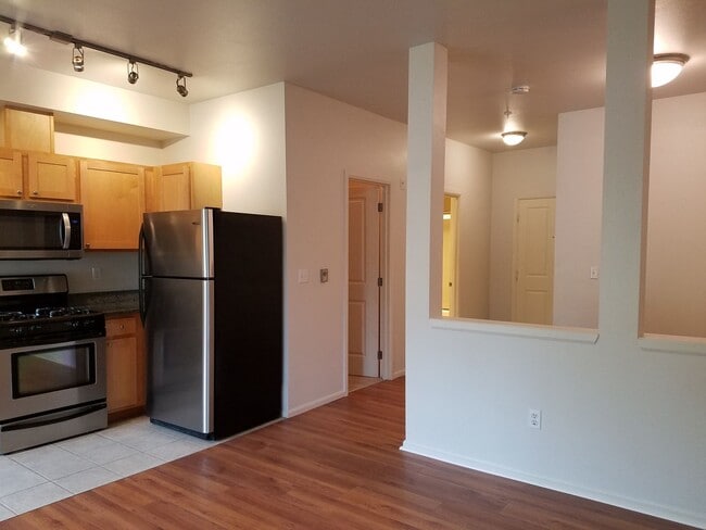 Building Photo - 0bd/1ba Sammamish Condo