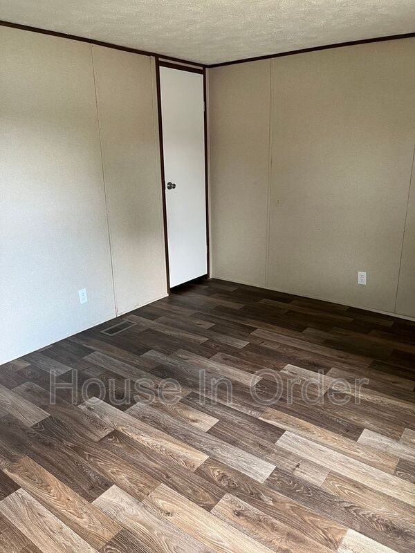 Building Photo - 120 Shamrock Park Dr