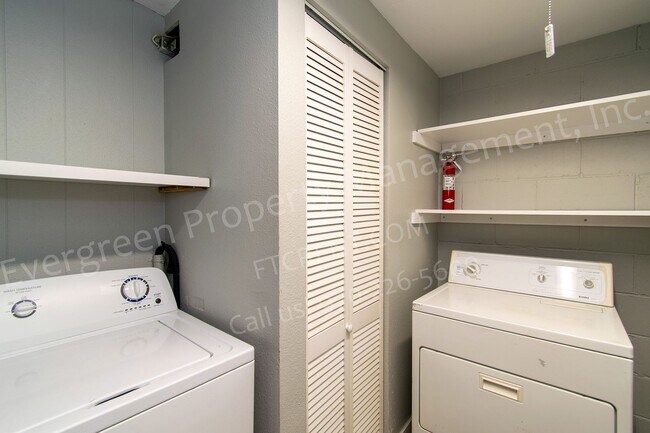 Building Photo - Updated Garden Level Apartment in Central ...