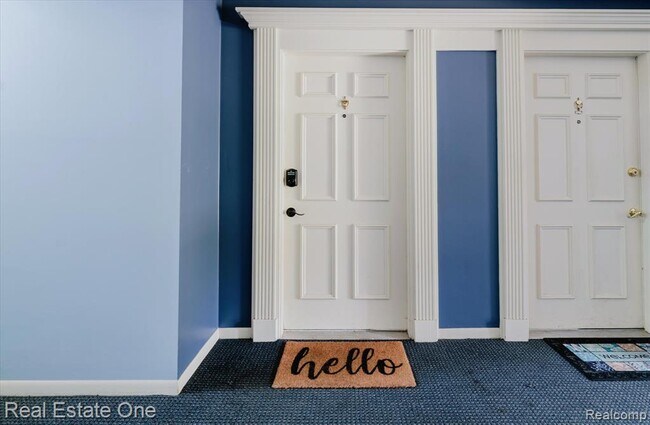 Building Photo - 430 Fox Hills Dr S