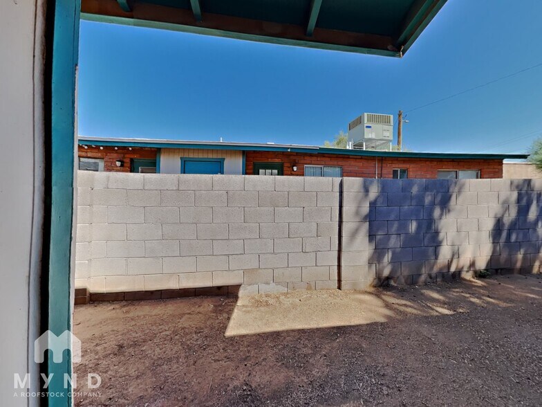 Building Photo - 910 S Dorsey Ln