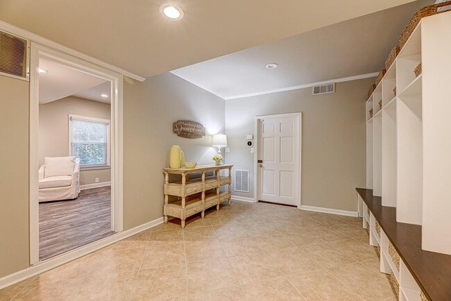 Building Photo - 1185 Lake Colony Dr