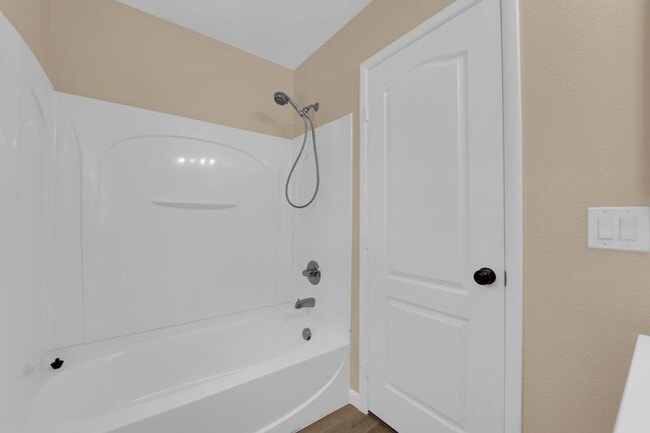 Building Photo - Well Maintained 3 bedrooms/2.5 bathroom Ho...