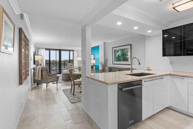 Building Photo - 14 Royal Palm Way