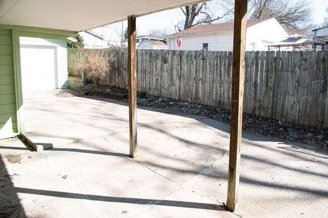 Building Photo - Cozy 1 Bedroom with 2 stall garage