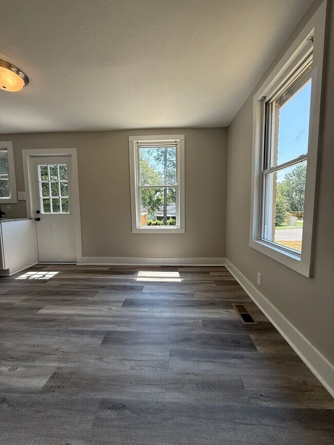 Building Photo - Newly Renovated 2 Bed/1 Bath Cottage