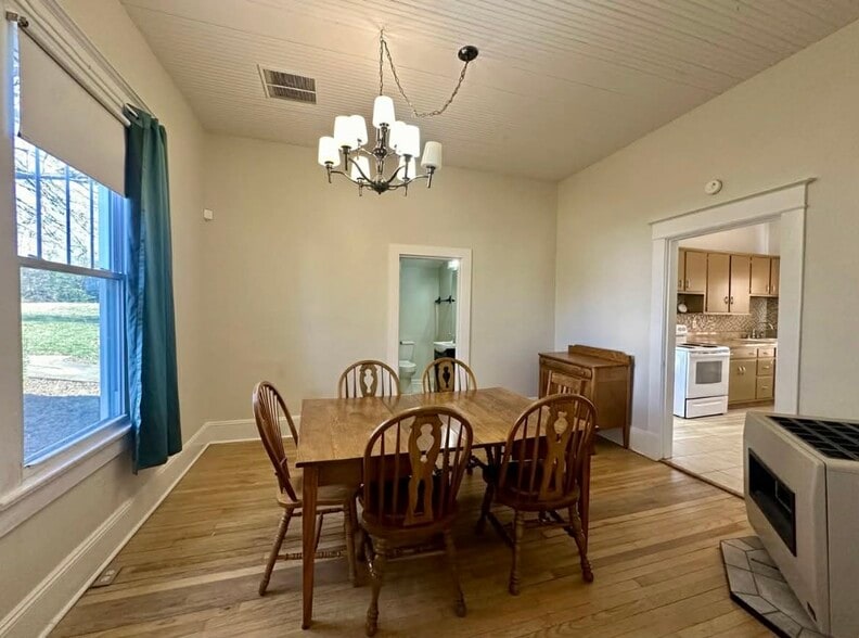 Building Photo - 715 Carter St