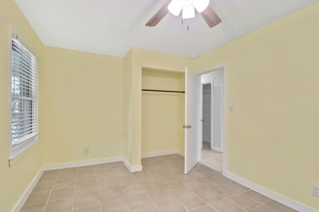 Building Photo - 212 Pinewood Dr
