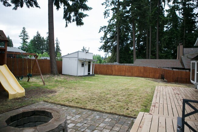 Building Photo - 4 bedroom 3 bath house for rent- Great location in Milwaukie, OR!