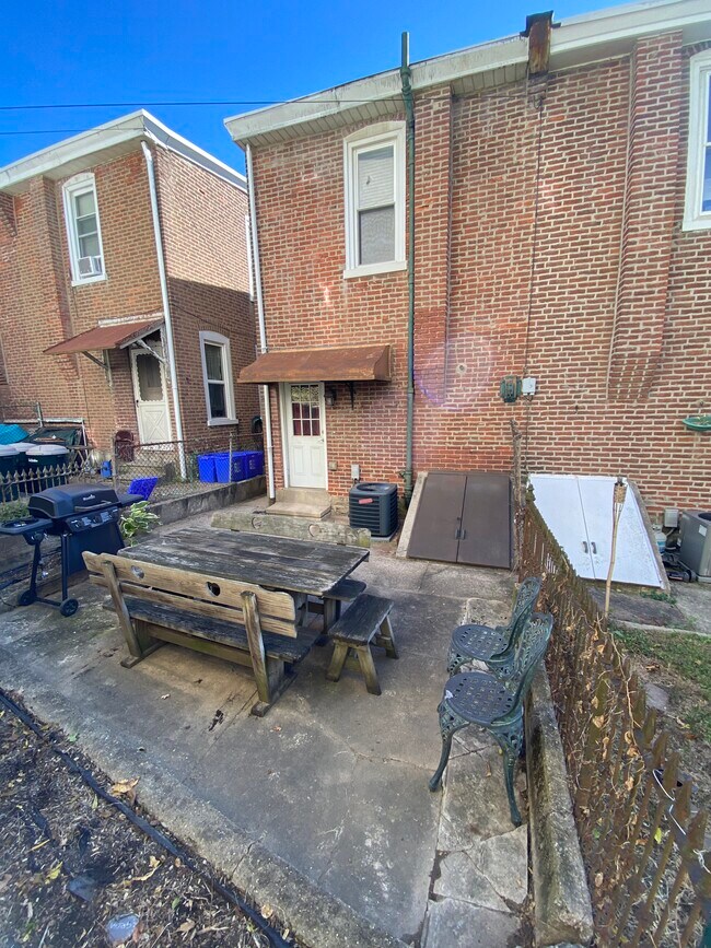 Building Photo - 320 Lyceum Ave