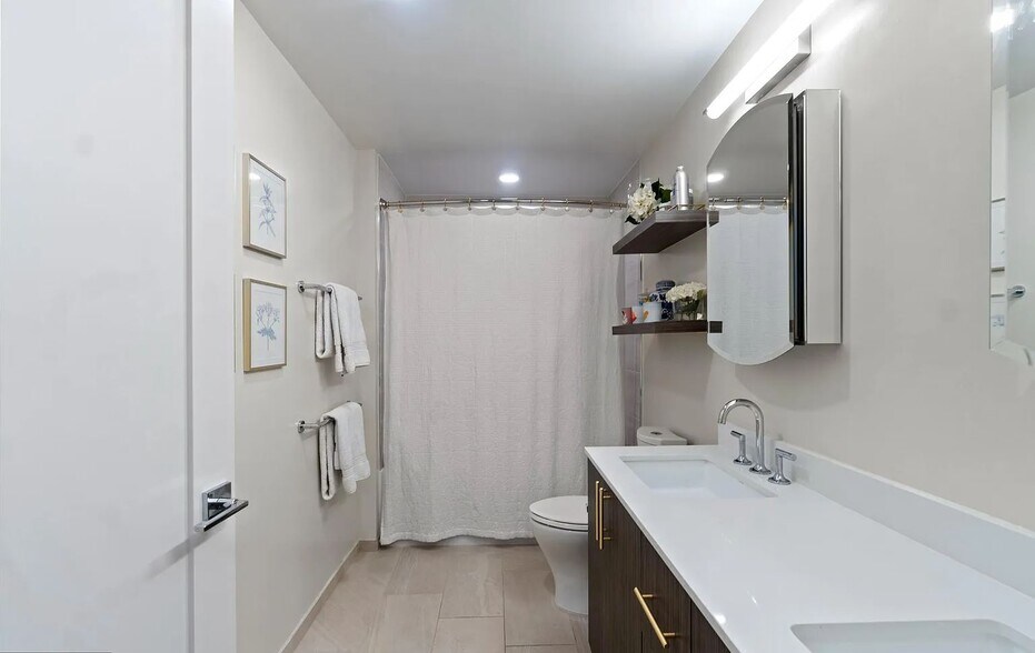 Bathroom - 1211 Van St SE