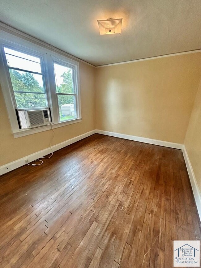 Building Photo - 2708 Riverside Dr