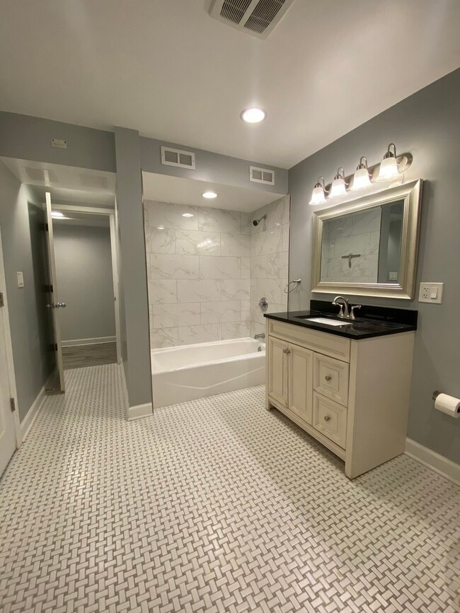 Building Photo - 1721 W Bryn Mawr Ave