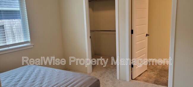 Building Photo - 108 SW Little Meadow Ln