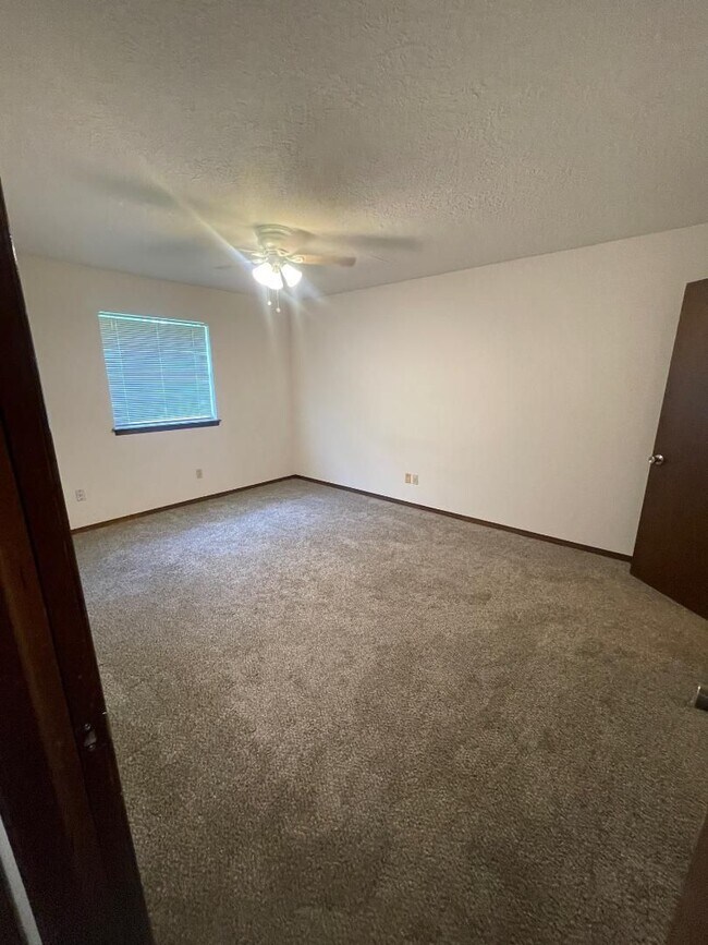 Building Photo - ADORABLE 2 BEDROOM 1 BATHROOM DUPLEX