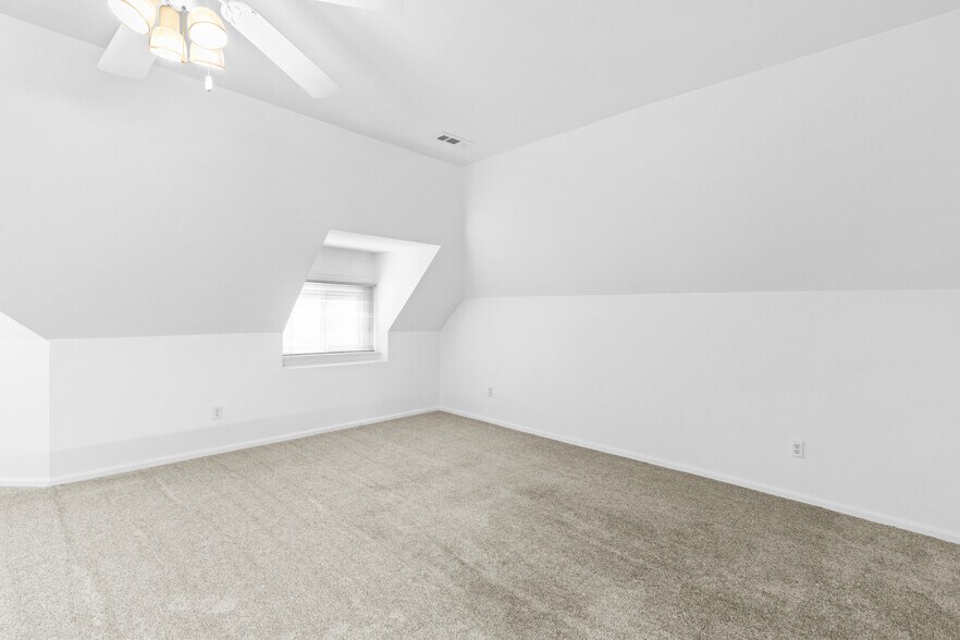 Building Photo - 4414 W Pine Blvd