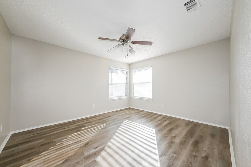 Building Photo - 2843 Red Oak Dr