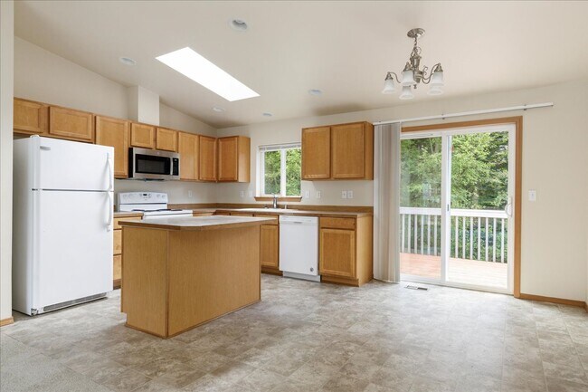 Building Photo - Beautiful Spacious 4 Bedroom 2.75 Bathroom...