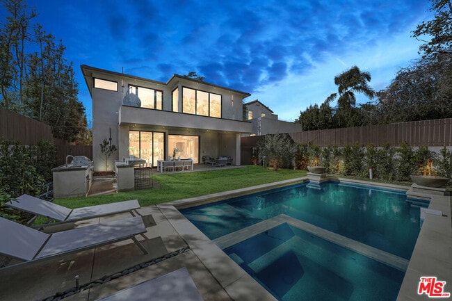 Building Photo - 318 S Medio Dr