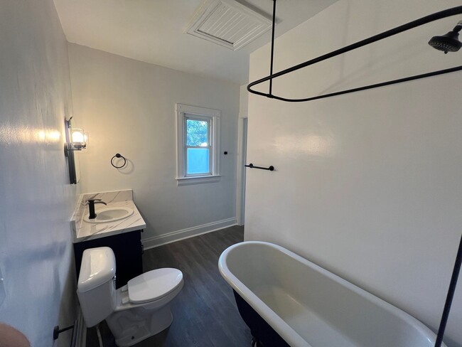 Building Photo - Two Bedroom One Bathroom Available in Batt...
