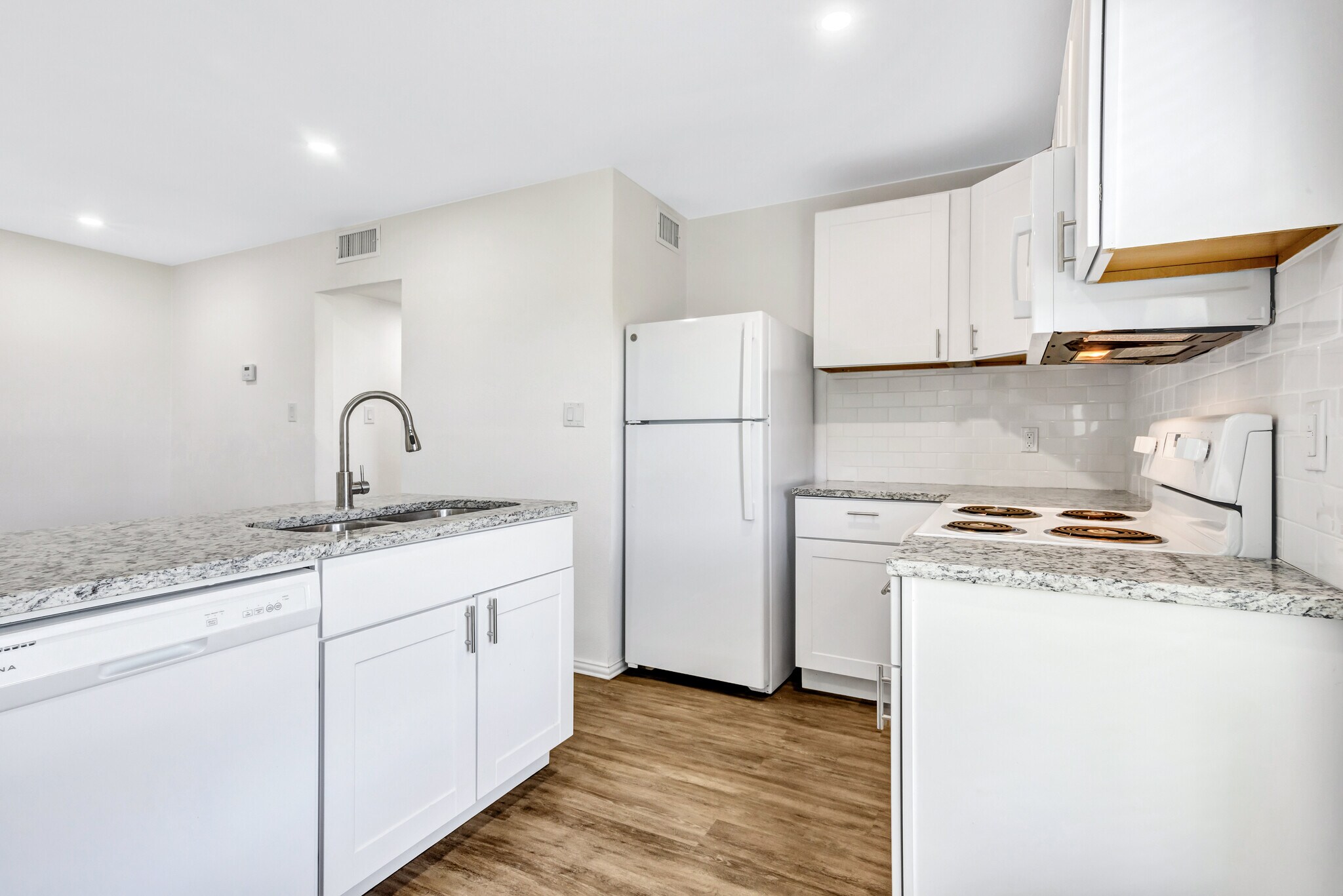 Building Photo - 901 Bessie St