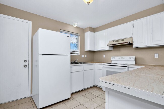 Building Photo - 2bed, 1.5 bath Duplex with Covered Carport & Fenced Yard!