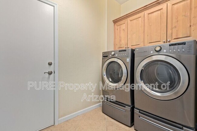 Building Photo - 737 S Sycamore Pl