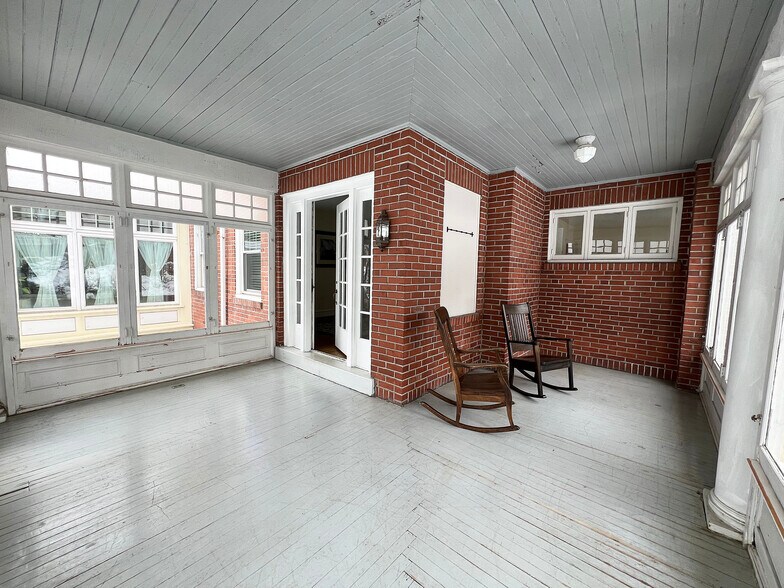 Front Porch - 225 S 4th St