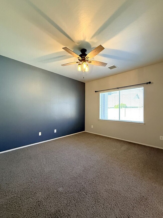 Building Photo - Adorable 3 Bedroom - 2 Bath - 2 Car Garage in Quailwood