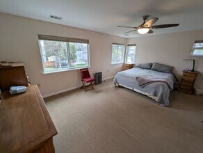 Building Photo - Spacious Upstairs Master Bedroom for Rent