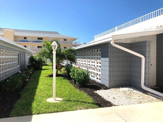 Building Photo - 1205 Tarpon Center Dr