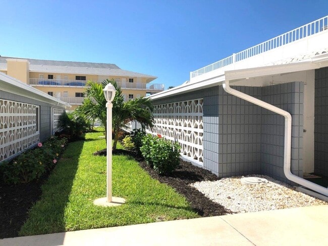 Building Photo - Gulf Front Complex in Sea Villas