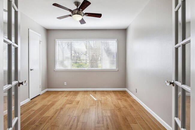 Building Photo - 1304 Mariposa Dr