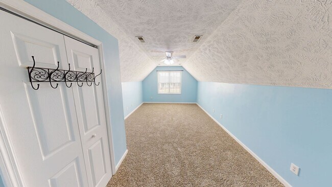 Building Photo - 4 Bedrooms in Sought After Neighborhood & ...