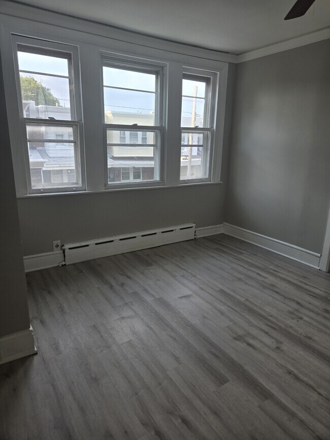 Building Photo - 264 Linton St