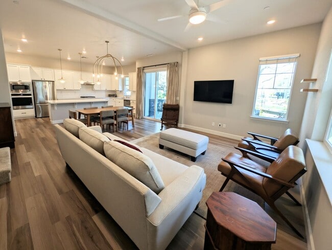 Building Photo - Pleasanton 4 Bed / 3 Bath, Top Rated Schools, Solar