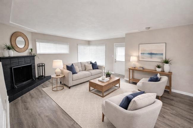 Building Photo - Renovated in 2023!! 4BD/2BA; Quick Walk to Campus (Lease out, pending signatures. Check back in a...