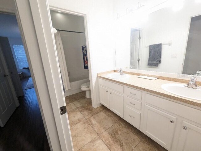 Building Photo - 2142 Park Crescent Dr