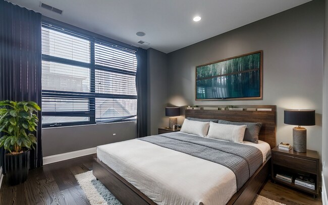 Building Photo - River North Stunning Furnished 2b2b Apartment